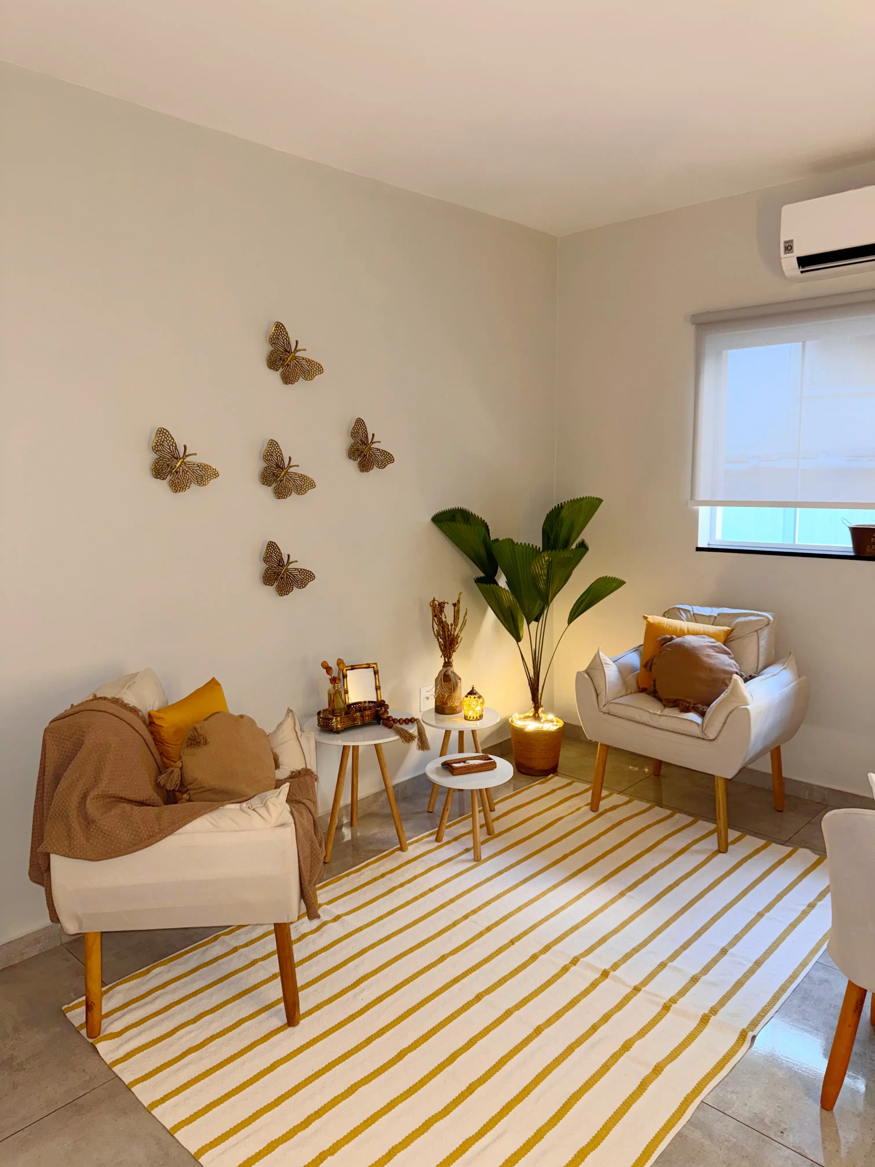 Sala de atendimento principal — ambiente acolhedor com iluminação quente